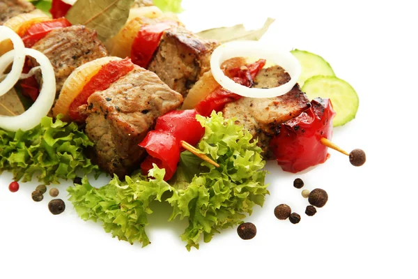 Sabrosa carne a la parrilla y verduras en pinchos, aislado en blanco — Foto de Stock