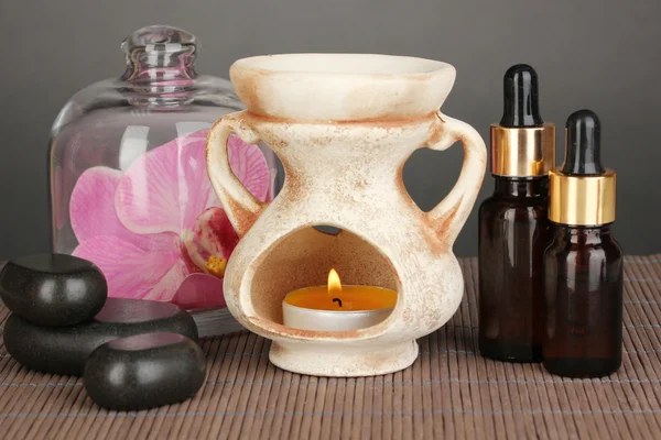 Lampada aromaterapia su sfondo grigio — Foto Stock