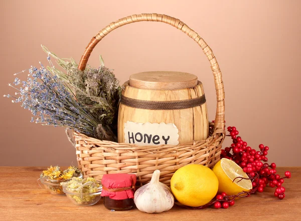 Miel y otras medicinas naturales para la salida de invierno, sobre mesa de madera sobre fondo marrón — Foto de Stock