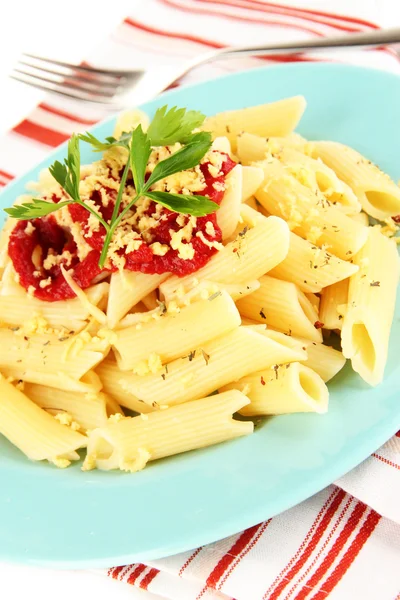 Rigatoni pasta schotel met tomatensaus close-up — Stockfoto