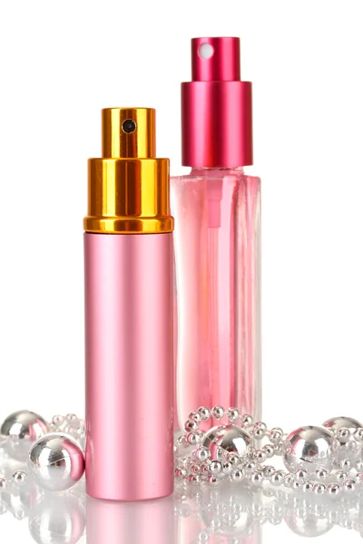 Perfume feminino em belas garrafas e contas, isolado em branco — Fotografia de Stock