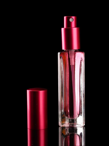 Parfyme for kvinner i en nydelig flaske, på svart bakgrunn – stockfoto