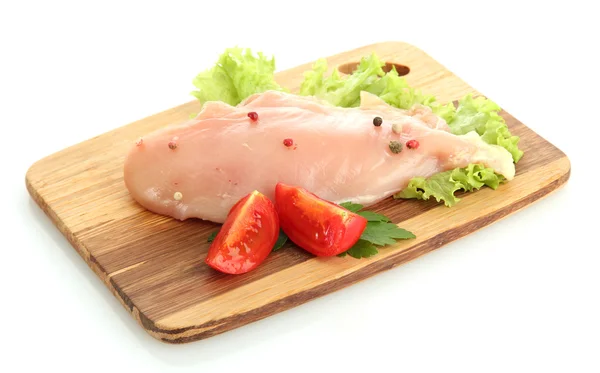 Carne de pollo cruda en la tabla de cortar, aislada en blanco — Foto de Stock