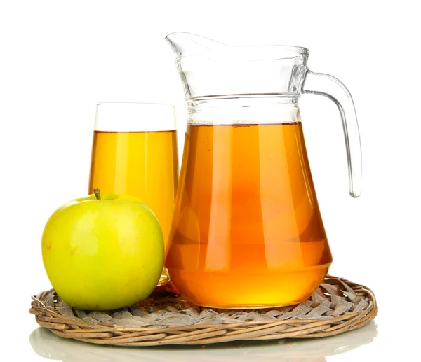 Verre plein et cruche de jus de pomme et de pomme isolé sur blanc — Photo