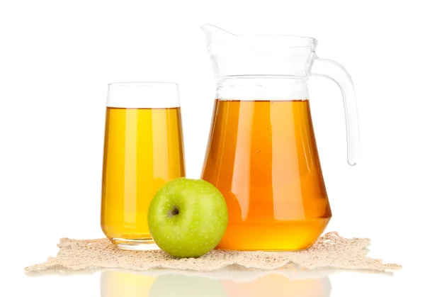 Vaso lleno y jarra de zumo de manzana y manzana aislados en blanco — Foto de Stock