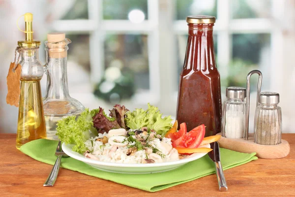 Delikatessbutik seafood sallad med ris på ljus bakgrund — Stockfoto