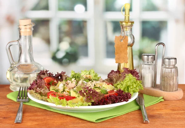 Leckere italienische Pasta mit Meeresfrüchten auf hellem Hintergrund — Stockfoto