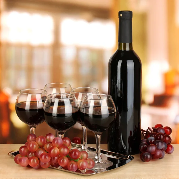Κόκκινο κρασί στο γυαλί και μπουκάλι σε δωμάτιο φόντο — Φωτογραφία Αρχείου