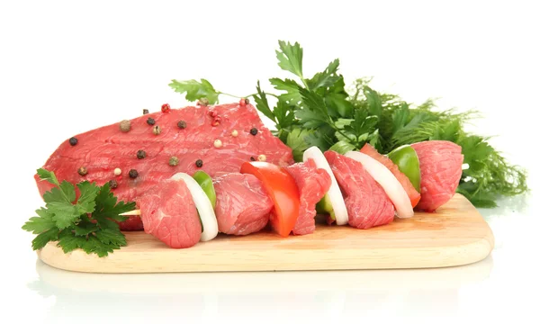 Carne de vacuno cruda aislada en blanco — Foto de Stock