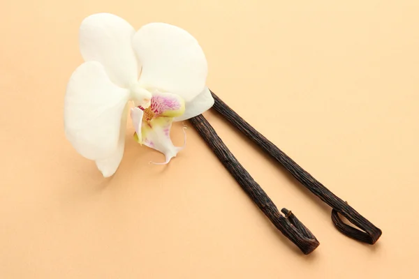 Vanilj skida med blomma, på beige bakgrund — Stockfoto