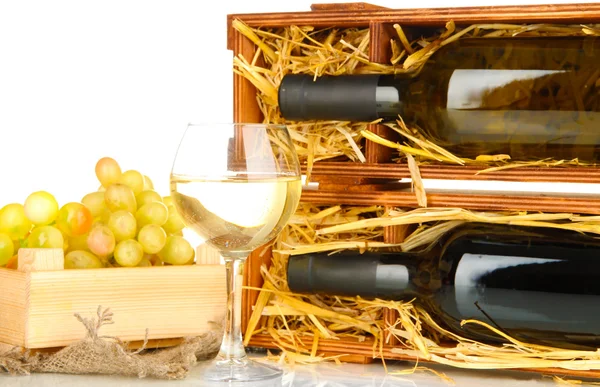 Caja de madera con botella de vino, copa de vino y uva aislada en blanco —  Fotos de Stock