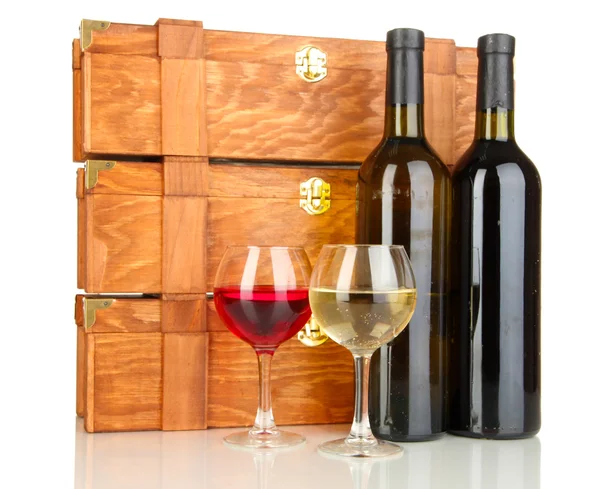 Estuches de madera con botellas de vino aisladas en blanco — Foto de Stock