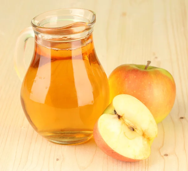 Jarra llena de zumo de manzana y manzana sobre fondo de madera —  Fotos de Stock
