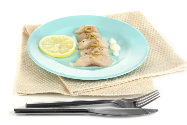 Piatto di aringa e limone su piatto isolato su bianco — Foto Stock