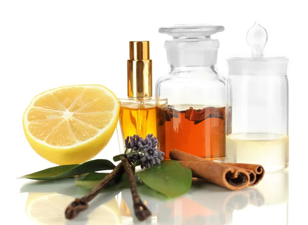 Maken van parfum geïsoleerd op wit — Stockfoto