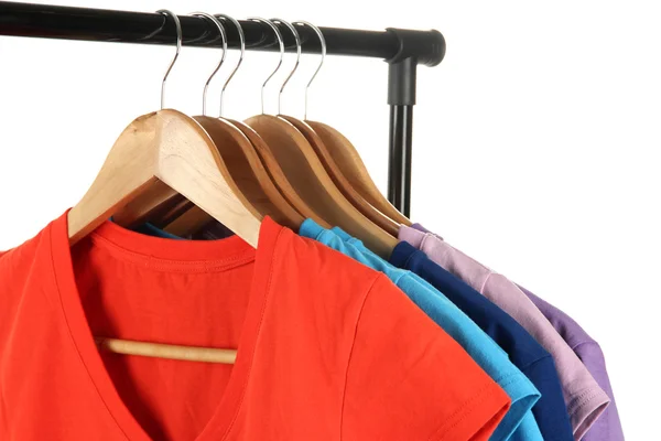 Keuze van de kleren van verschillende kleuren op houten hangers, geïsoleerd op wit — Stockfoto