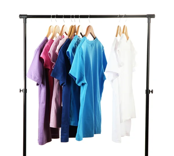 Keuze van de kleren van verschillende kleuren op houten hangers, geïsoleerd op wit — Stockfoto