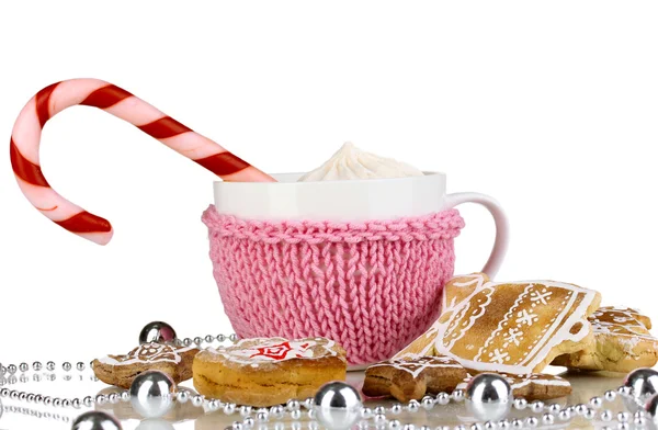 Tazza di caffè con dolcezza natalizia isolato su bianco — Foto Stock