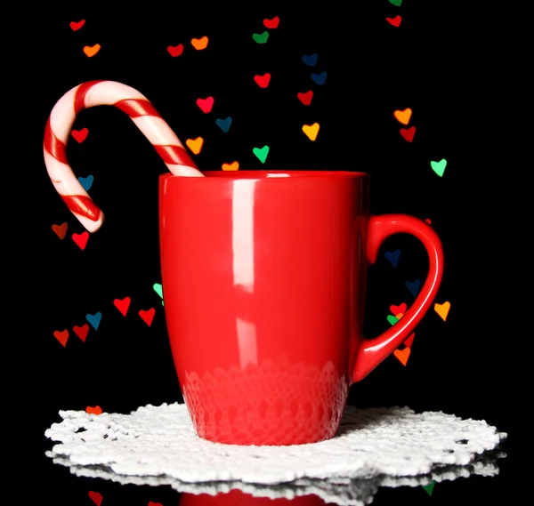 Чашка кави з святковими цукерками на фоні різдвяних вогнів — стокове фото