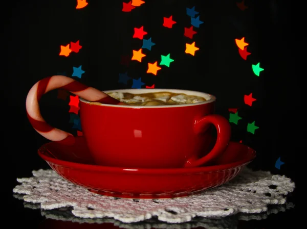 Kopp kaffe med holiday candy på jul ljus bakgrund — Stockfoto