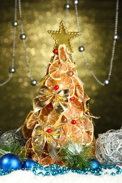 Bellissimo albero di Natale di limoni secchi con arredamento, su sfondo lucido — Foto Stock