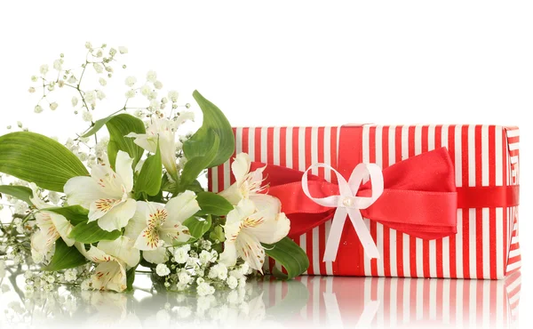 Geschenkdoos en bloemen geïsoleerd op wit — Stockfoto