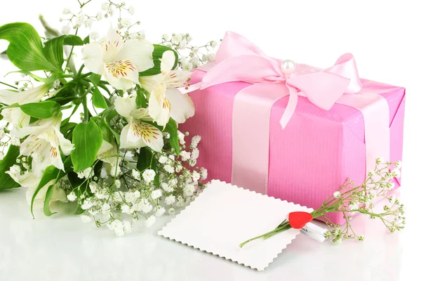 Giftbox ve üzerinde beyaz izole çiçekler — Stok fotoğraf