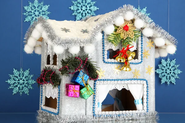 Casa de Navidad decorada sobre fondo azul — Foto de Stock