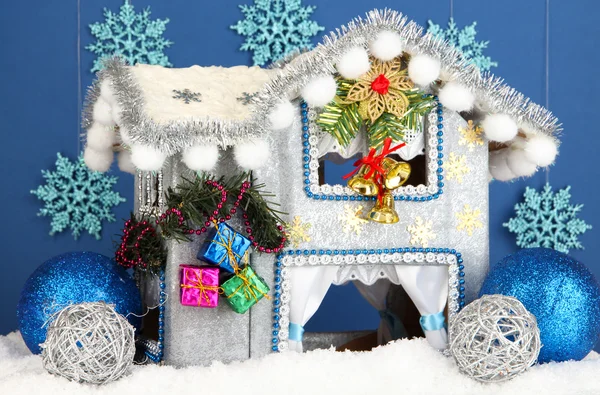 Casa de Natal decorada em fundo azul — Fotografia de Stock