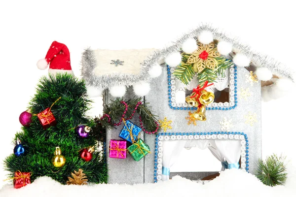 Украшенный рождественский дом изолирован на белом — стоковое фото