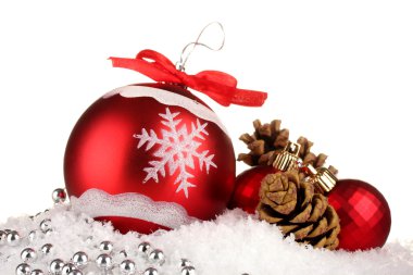 beyaz izole güzel parlak Noel topları karda,