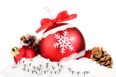 beyaz izole güzel parlak Noel topları karda,