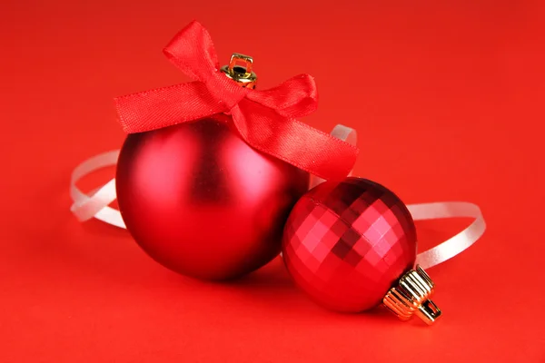 红色背景上美丽明亮的圣诞球 — 图库照片