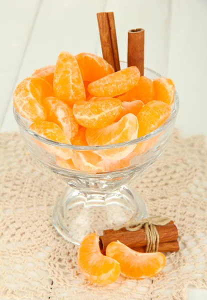 Tasty mandarine's slices in glass bowl on light background — Stock Photo, Image