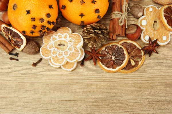 Composición de especias y mandarinas navideñas, sobre fondo de madera — Foto de Stock