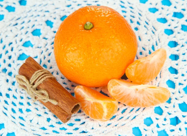 Mandarina saborosa na placa de cor no fundo azul — Fotografia de Stock