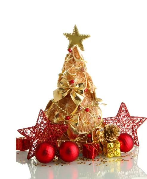 Schöner Weihnachtsbaum aus trockenen Zitronen mit Dekor, isoliert auf weiß — Stockfoto