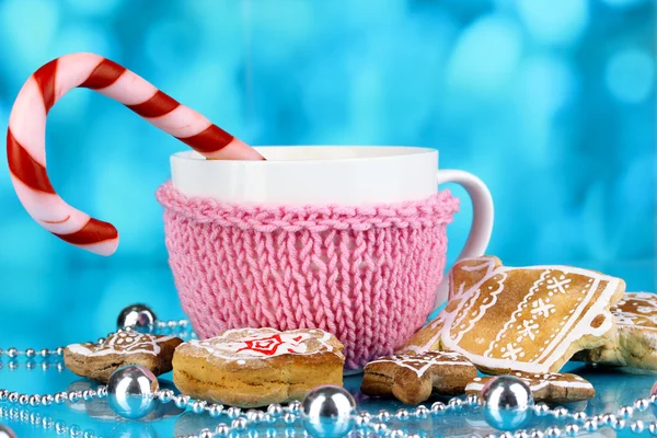 Xícara de café com doçura de Natal em fundo azul — Fotografia de Stock