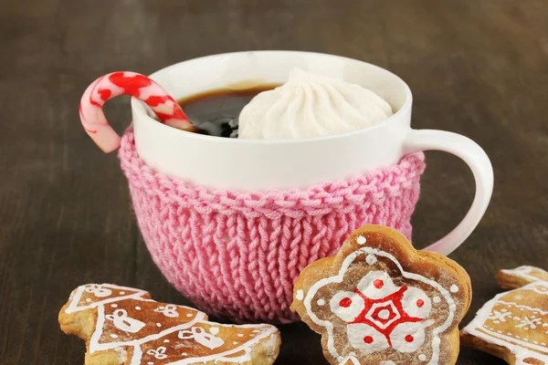 Tasse Kaffee mit weihnachtlicher Süße auf Holztisch in Großaufnahme — Stockfoto