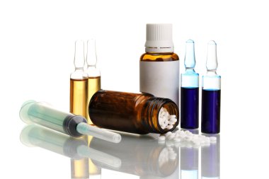 tıbbi ampul, şişe ve şırıngaları, üzerinde beyaz izole