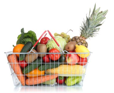 taze sebze ve meyveler metal sepette beyaz izole