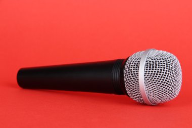 kırmızı zemin üzerine siyah mikrofon