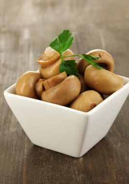 ahşap masa yakın çekim üzerinde kase lezzetli Marine mantar