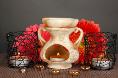 Aromaterapi lamba gri arka plan üzerinde