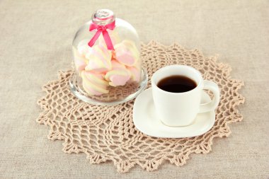 uçan daire üzerinde Marshmallows ışık arka plan şeffaf kapaklı