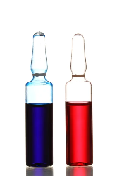 Ampules médicales avec liquide rouge et bleu, isolées sur blanc — Photo