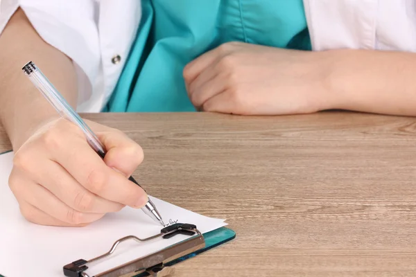 Arzt ernennt verschreibungspflichtige Medikamente für Patienten, die isoliert sind — Stockfoto