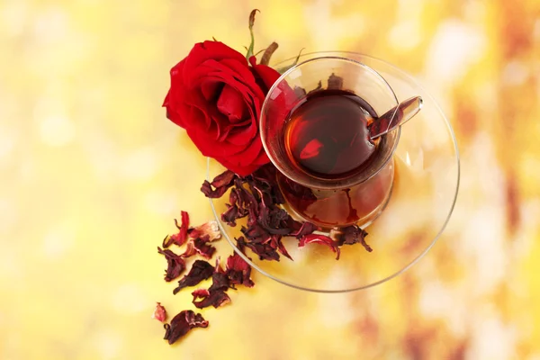 Стакан турецкого чая на цветном фоне — стоковое фото