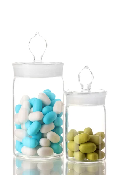 Flaconi trasparenti con pillole isolate su bianco — Foto Stock