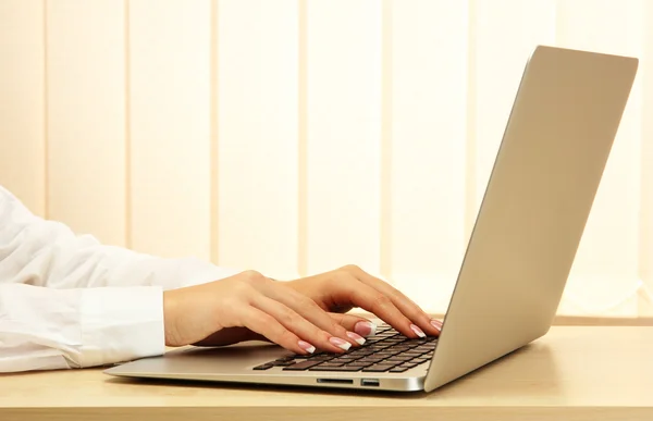 Mani femminili che scrivono su laptot, primo piano — Foto Stock